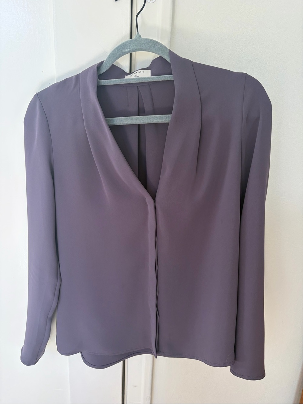 Aritzia Babaton Dusky Lavender V-Neck Long Sleeve Blouse in XS